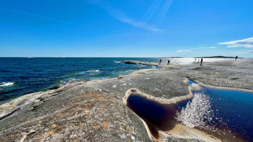 Hällar och klippor mot havet i ytterskärgården