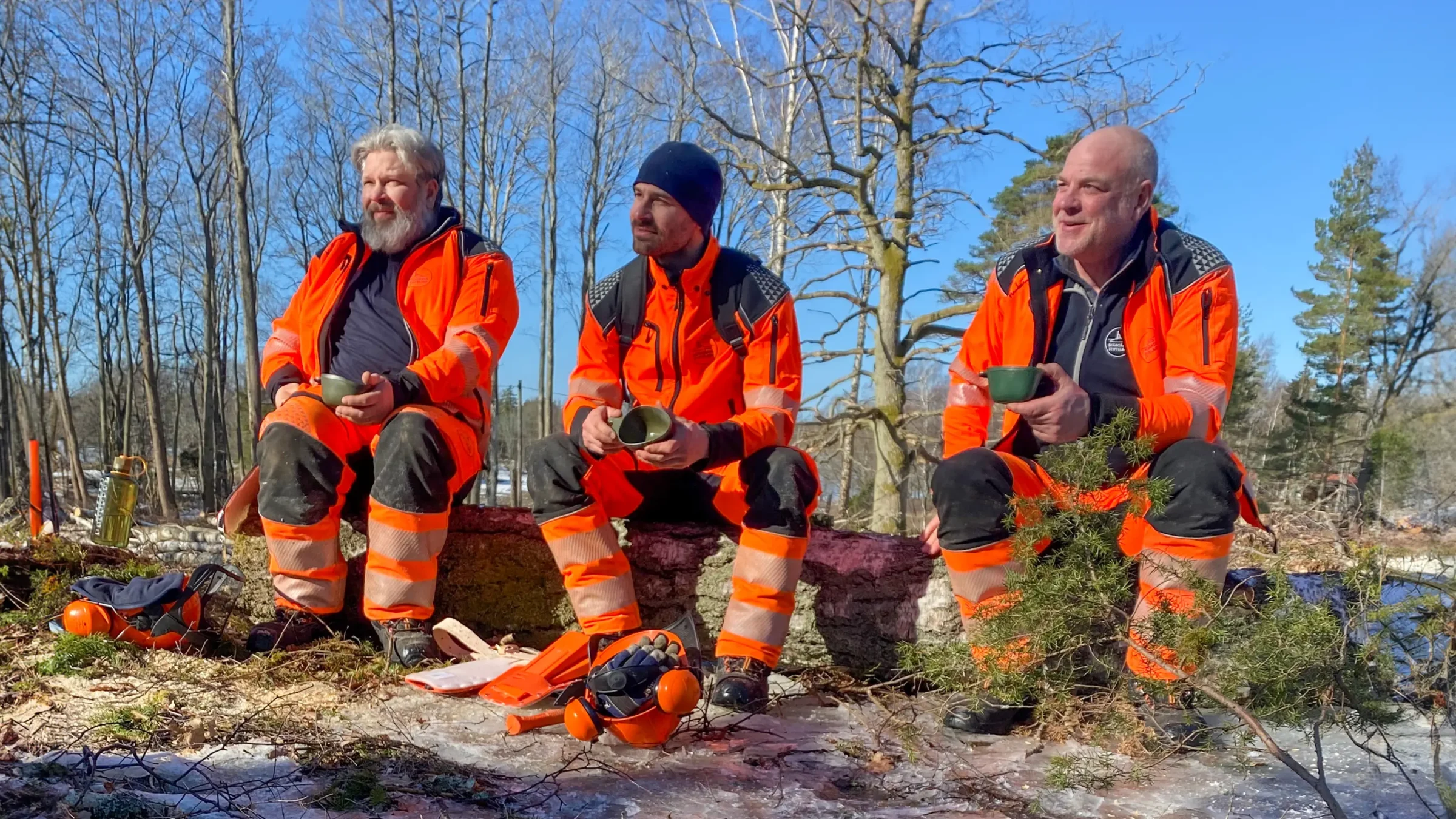 Drifttekniker vid skogsarbeten i skogen