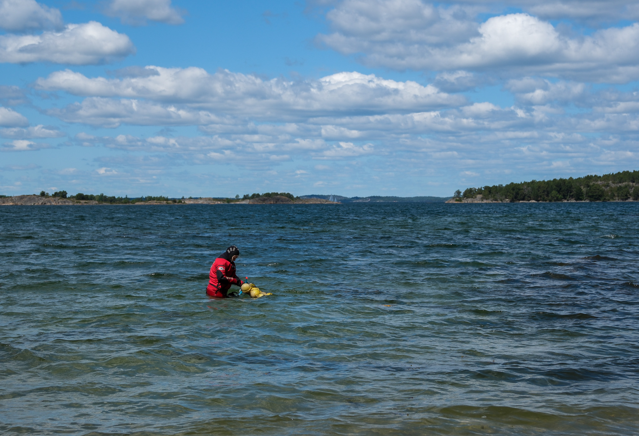 Vattenförvaltare lägger ut bojar till snorkelleden på Nåttarö