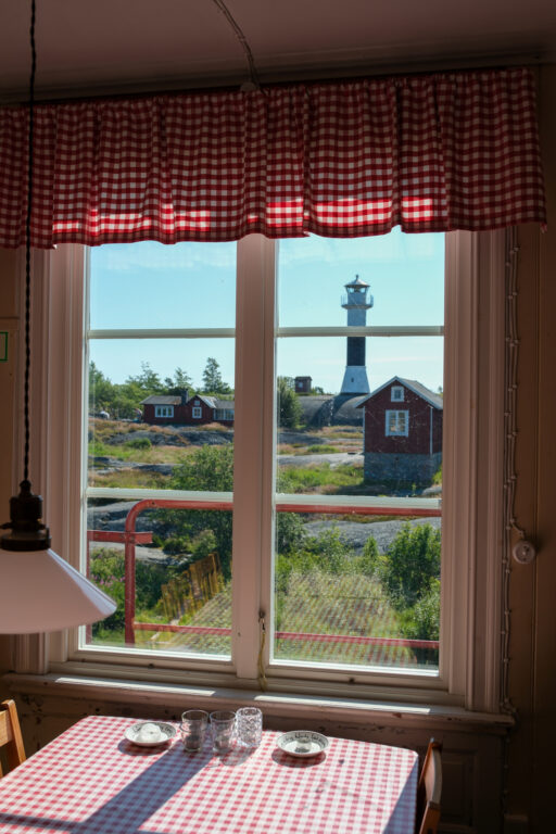 Ett fönster i ett boende på Huvudskär