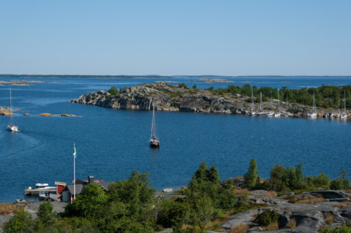 Vy över Huvudskär, segelbåtar, hav