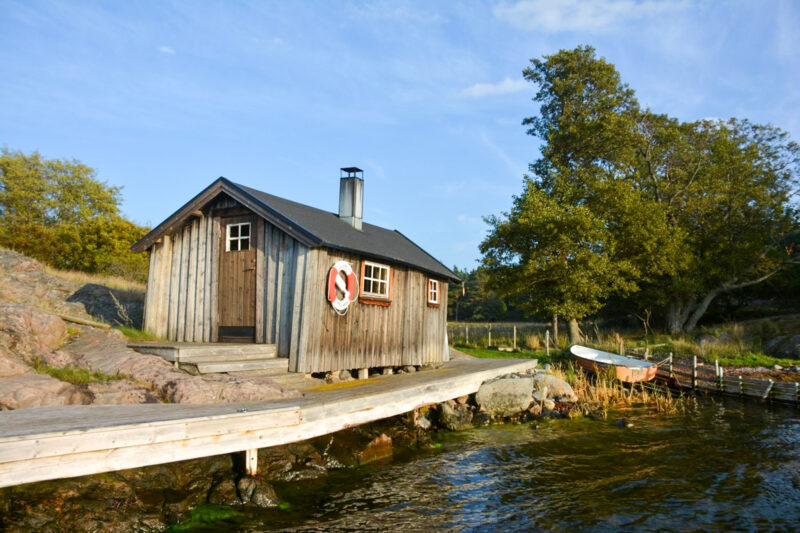 Bastun vid Norrötorpet på Fjärdlång sett från vattnet.